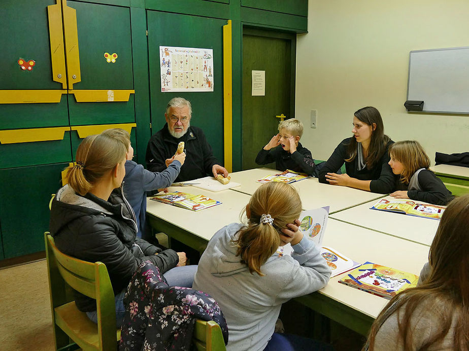 Symbolische Mantelteilung mit den Kommunionkindern (Foto: Karl-Franz Thiede)